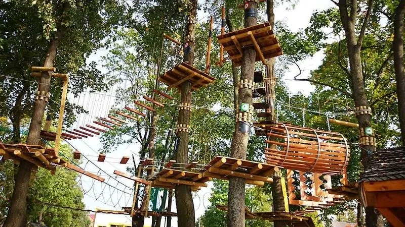 Bezpieczny park linowy dla małych dzieci - odkryj atrakcje i zasady bezpieczeństwa