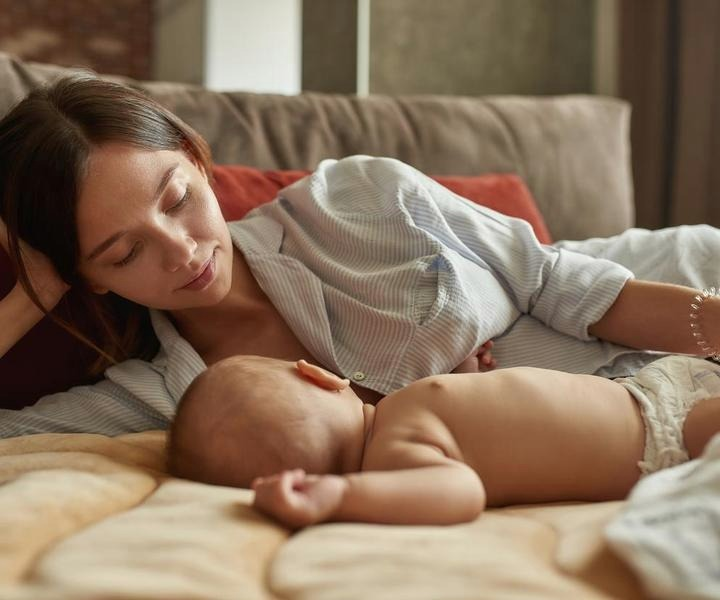 Ile kilogramów mniej zaraz po porodzie? Co jest normą i od czego to zależy