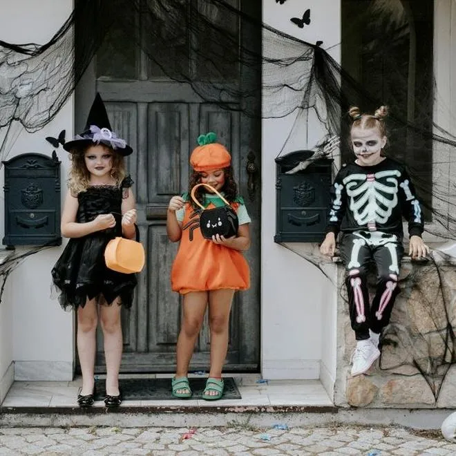 Kreatywne pomysły na stroje Halloweenowe dla dorosłych z łatwych materiałów